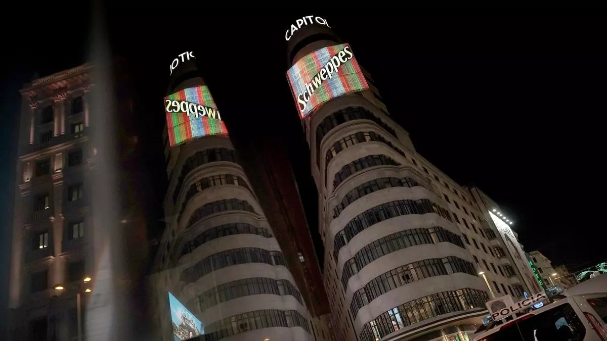 Así es la habitación de hotel detrás del famoso cartel de Schweppes en Madrid