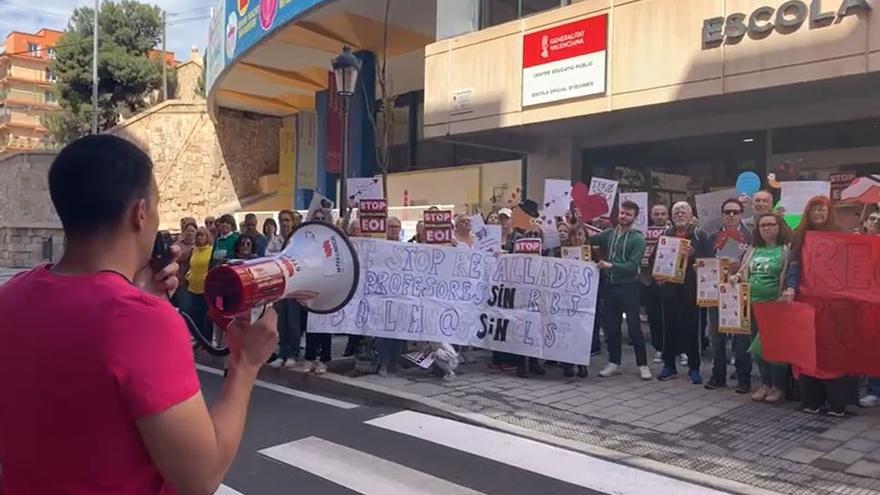 Protestas por los recortes y la supresión de idiomas en la EOI de Alicante
