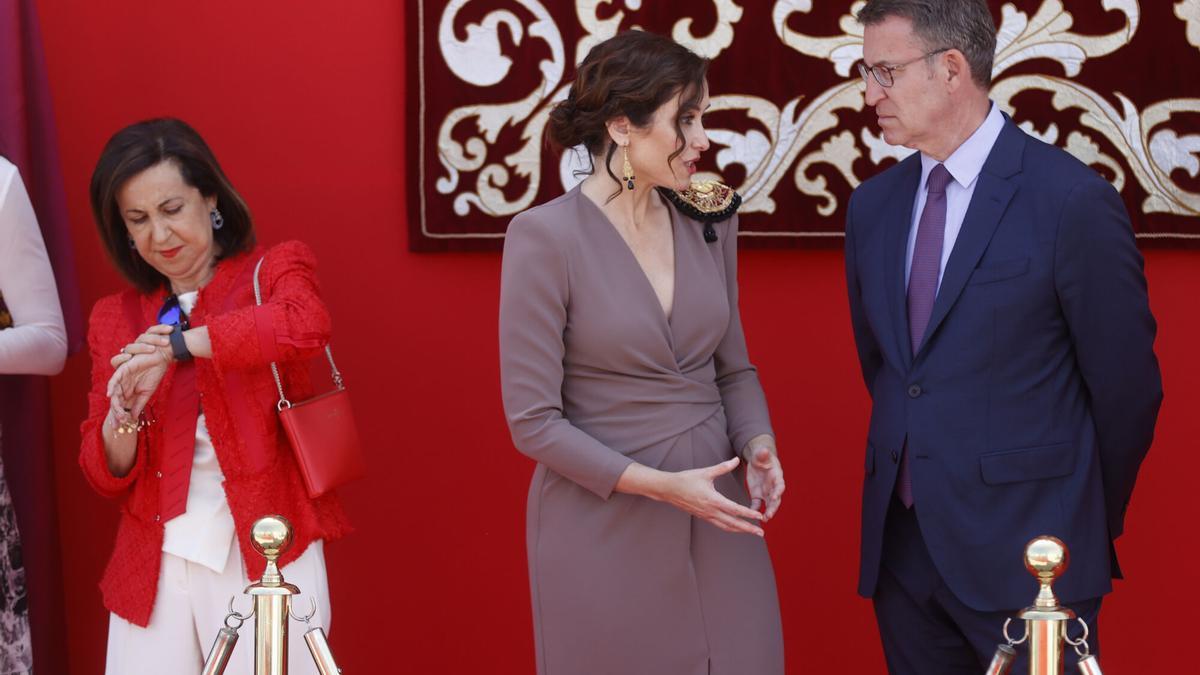 Maragrita Robles, Isabel Díaz Ayuso y Alberto Nüñez Feijóo, en los actos del Dos de Mayo de 2023.