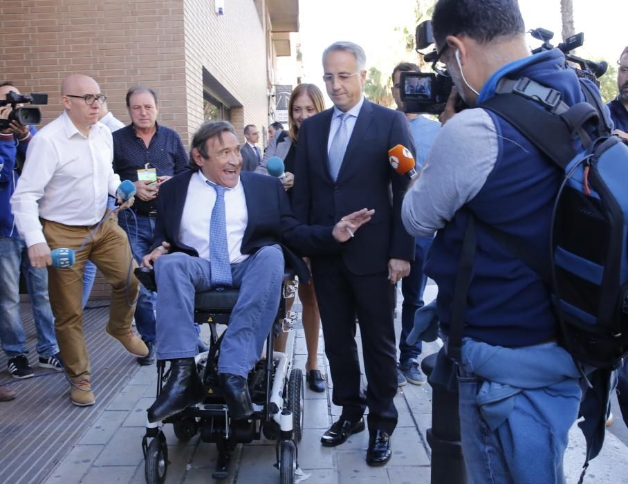 Vicente Sala, el primogénito de María del Carmen Martínez, declarando ante el juez junto a su abogado.