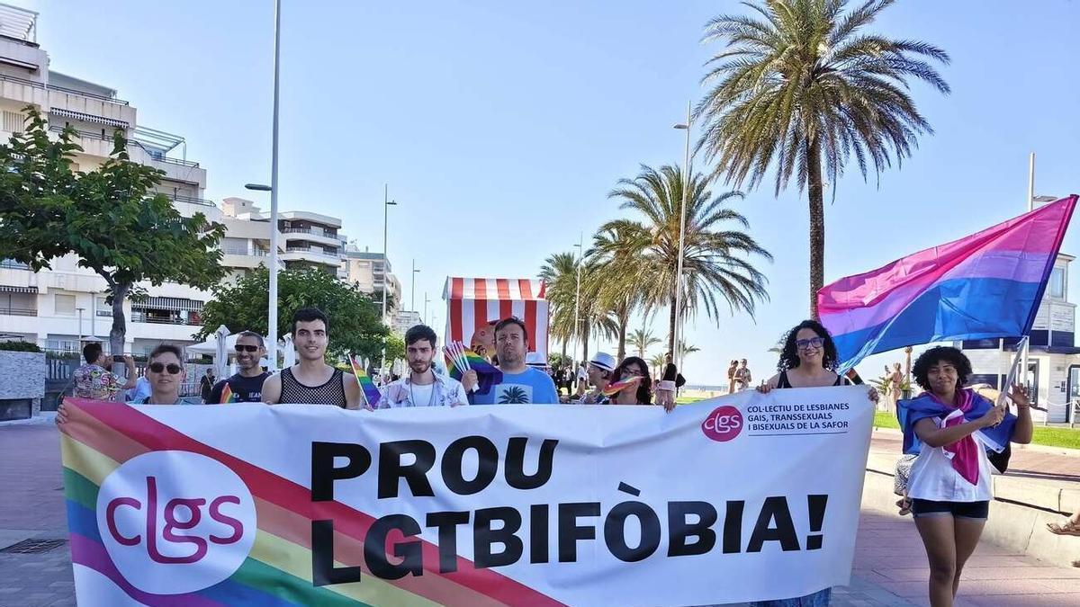 Una acción reivindicativa contra los delitos de odio en la playa de Gandia