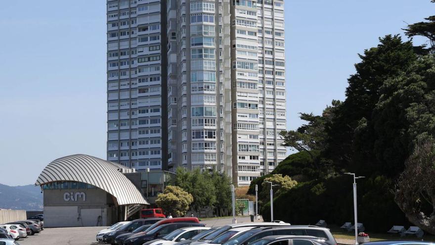 Una zona de la isla de Toralla, con la icónica torre de viviendas al fondo.