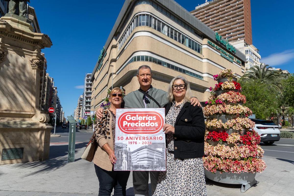 Tres extrabajadores de Galerías Preciados posan la pasada semana delante del edificio donde trabajaron.