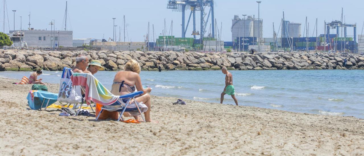 Bañistas esta semana en la playa de San Gabriel, con el Puerto al fondo.