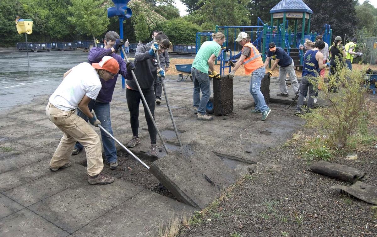 Ciudadanos de Portland (EEUU) despavimentando un parque