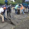 Ciudadanos de Portland (EEUU) despavimentando un parque