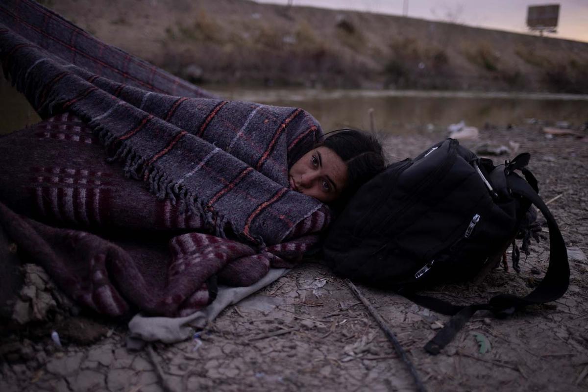 Migrantes acampan a lo largo de la orilla del río Grande mientras esperan entregarse a las autoridades de inmigración en El Paso, Texas, EE.UU