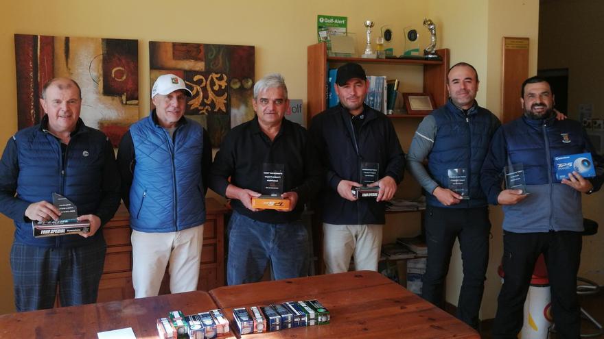 Los ganadores en Villarín de Campos posan para las cámaras.