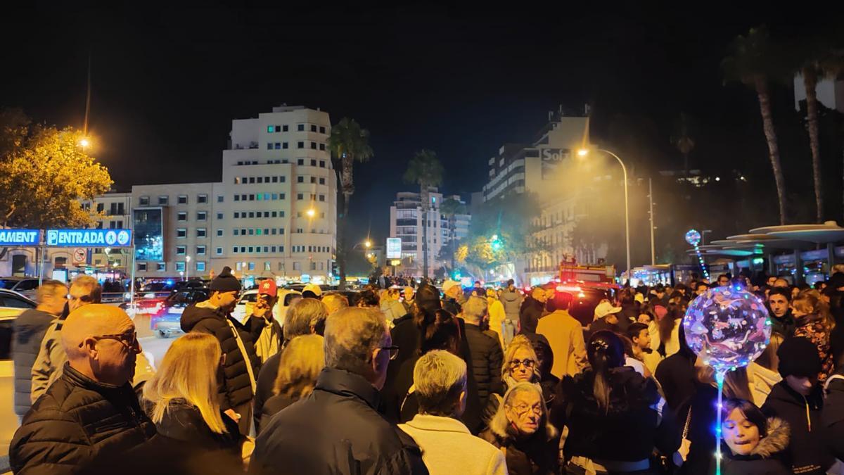 El público del encendido de luces de Navidad en Palma invade un carril de las Avenidas que Cort no ha cerrado