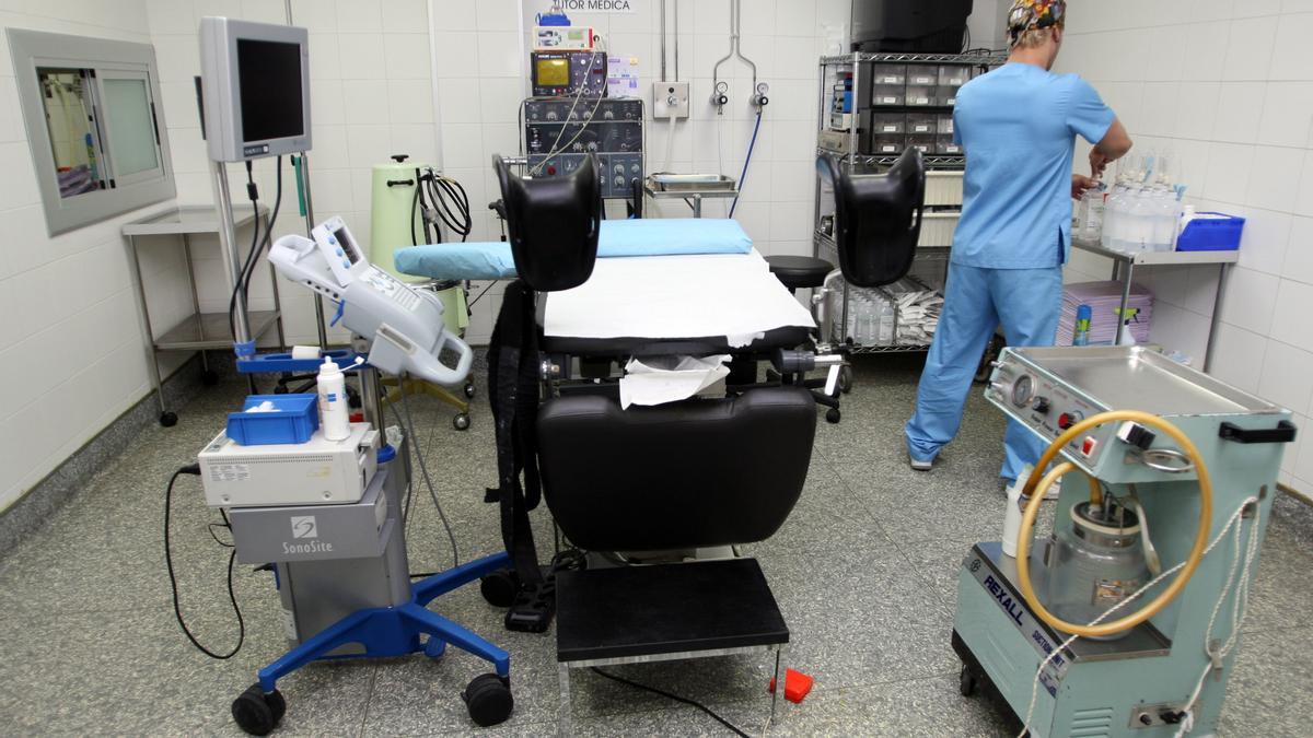 Un sanitario en la sala de una clínica abortiva.