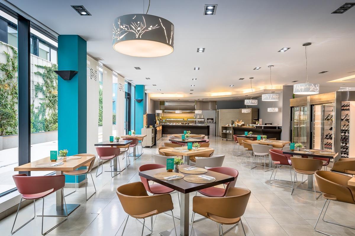 Un espacio 4 estrellas con una cafetería especializada en tus bebidas y cócteles favoritos.