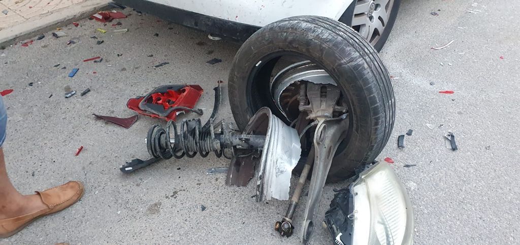 Un conductor borracho vuelca su coche y daña a otros vehículos en Moncofa.