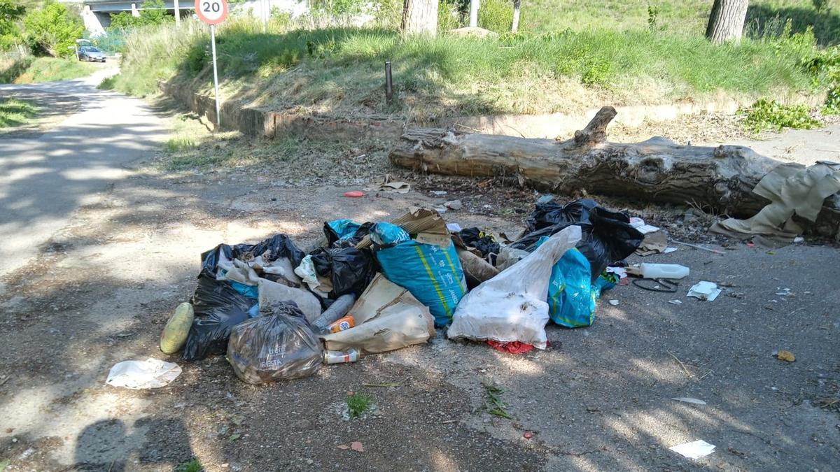 Bosses de deixalles al camí a tocar de l'antiga discoteca Menfis de Berga