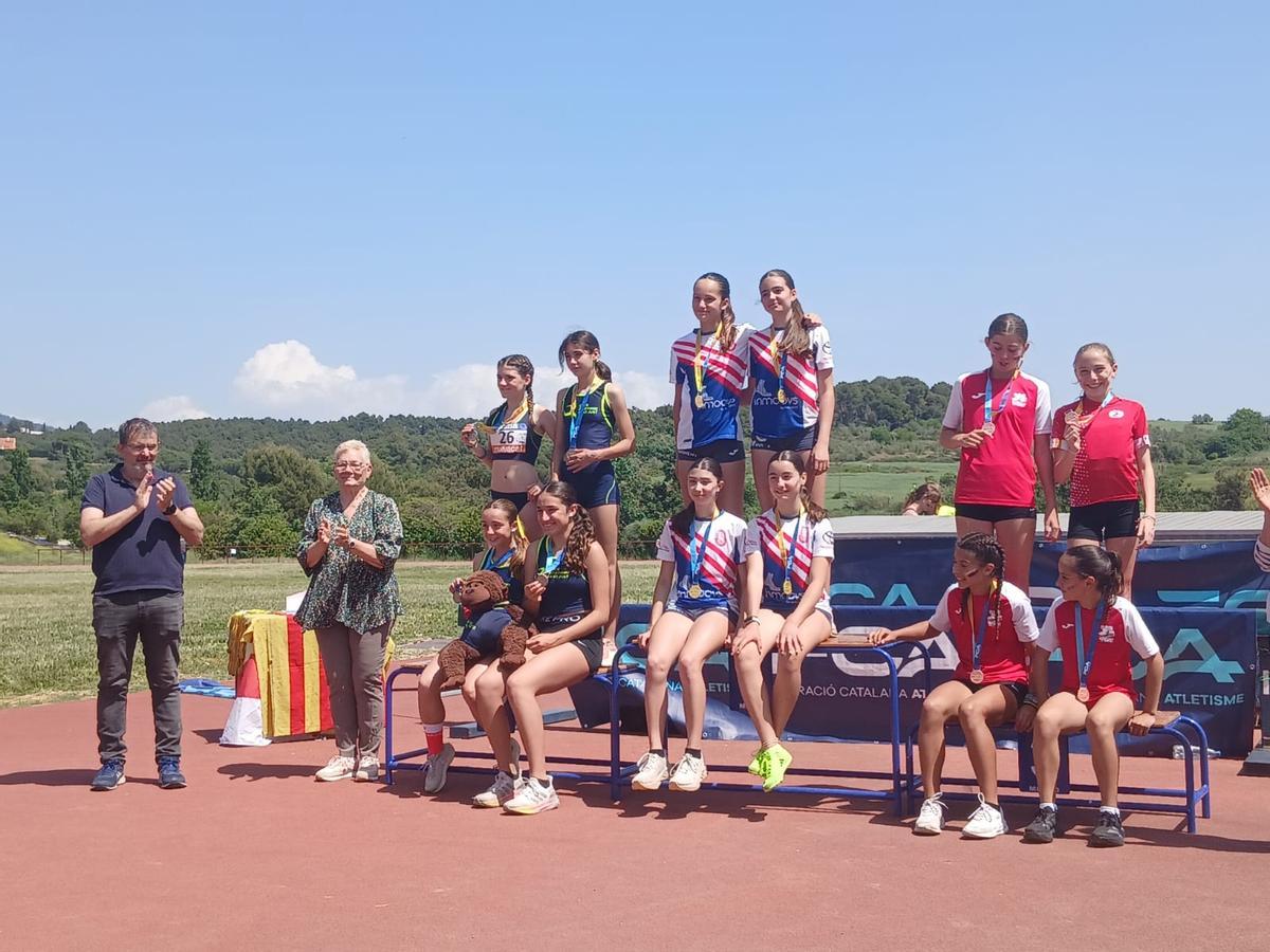 Les atletes sub-14 del relleu 4x200m de l'Avinent Manresa amb l'or