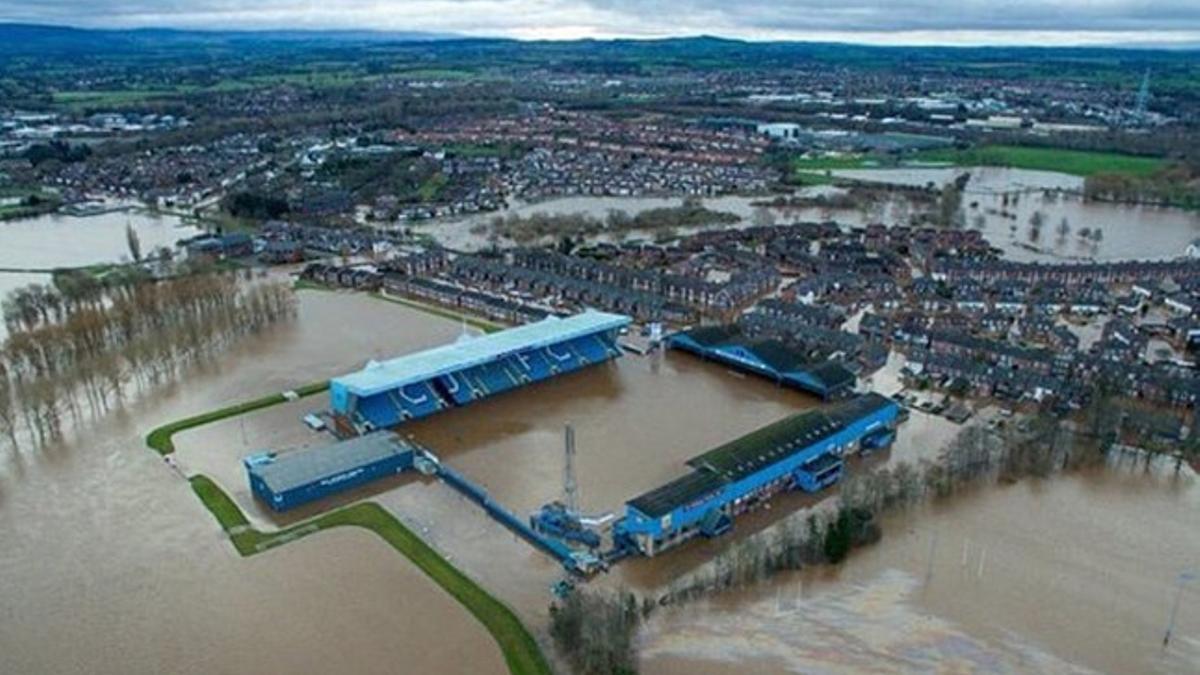 El estadio del Carlisle sufrió las consecuencias de las inundaciones en Cumbria