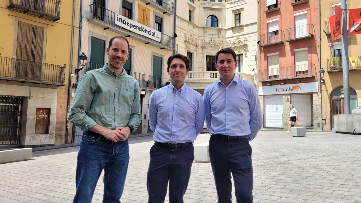 Juan Fernández, David Carmona i Pau Ferran, a la plaça de Sant Pere