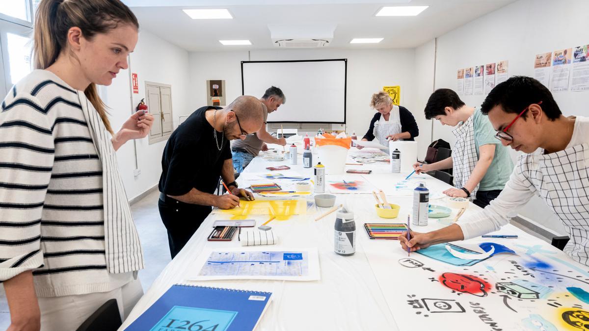 Un grupo de jóvenes trabaja en el taller de creación artística.