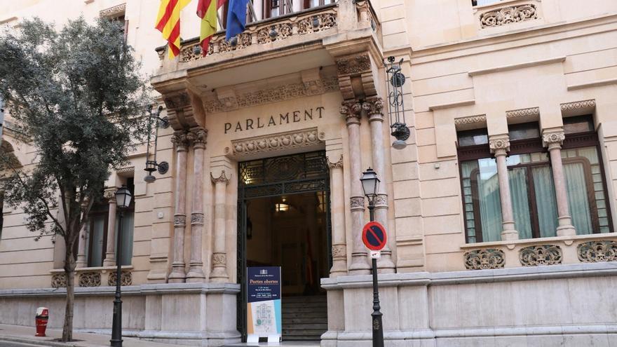 Archivo - La fachada del Parlament en la calle Conquistador.