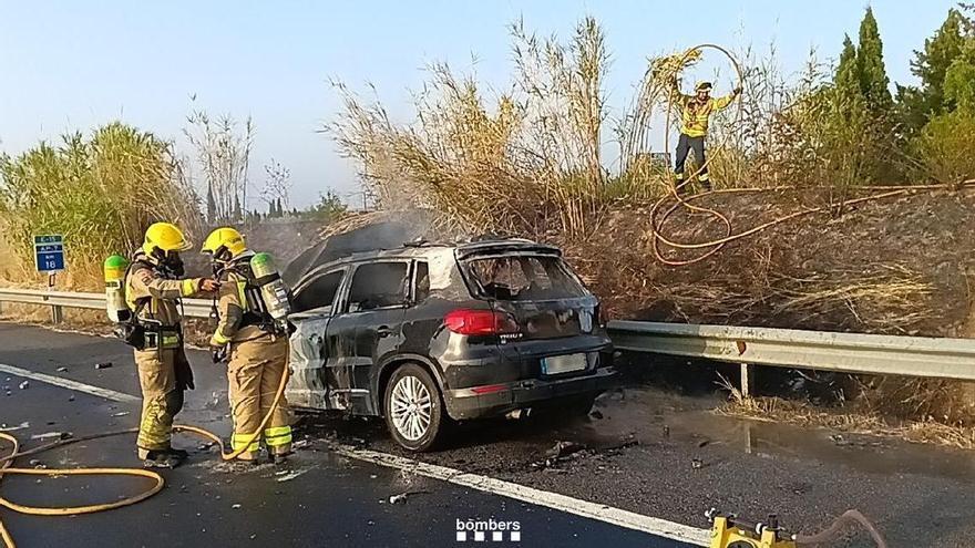 Un ferit per cremades en l'incendi d'un cotxe a l'AP-7 a Pont de Molins