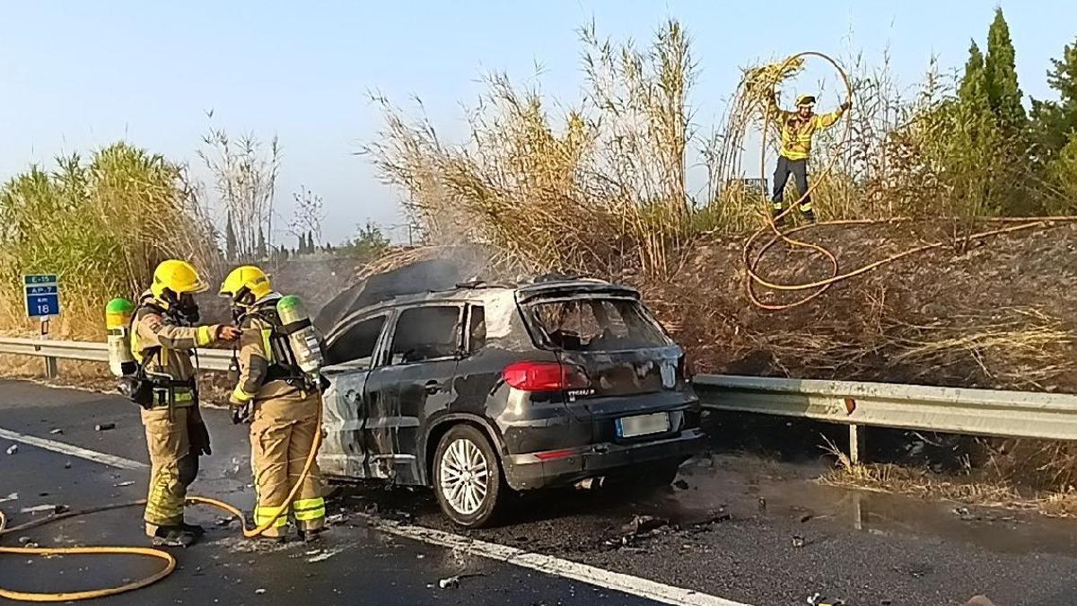 Els Bombers treballant en l'incendi de Pont de Molins.