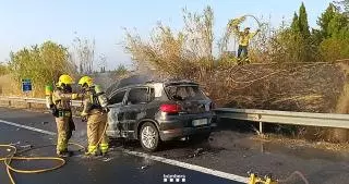 Un ferit per cremades en l'incendi d'un cotxe a l'AP-7 a Pont de Molins