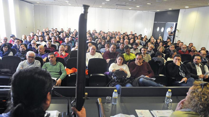 Los ponentes enseñan cómo utilizar un trabuco de manera segura, ayer, en el Centro de Congresos.