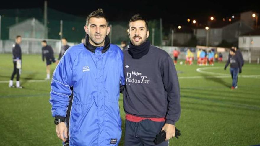 Pablo Couñago, junto al técnico del Choco, Jacobo Montes, durante el entrenamiento celebrado anoche por el equipo redondelano. // R. Grobas