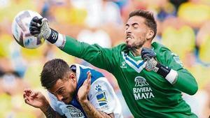 Lecomte, junto a Joselu, intenta despejar en el partido ante el Cádiz de esta temporada.