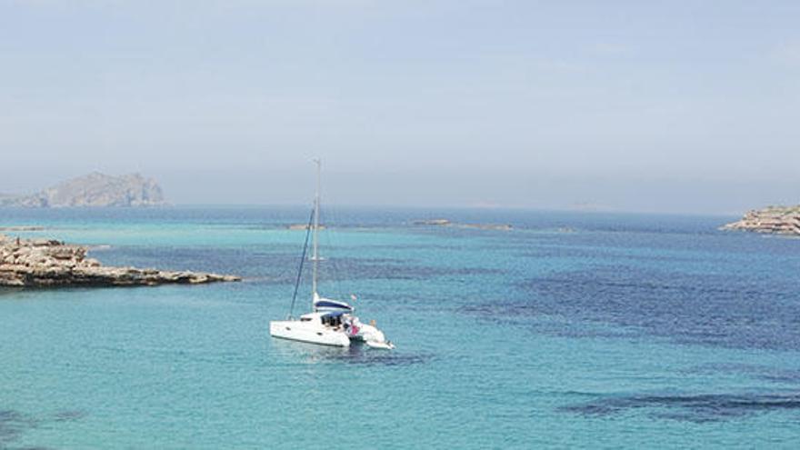 Un velero en la cala.