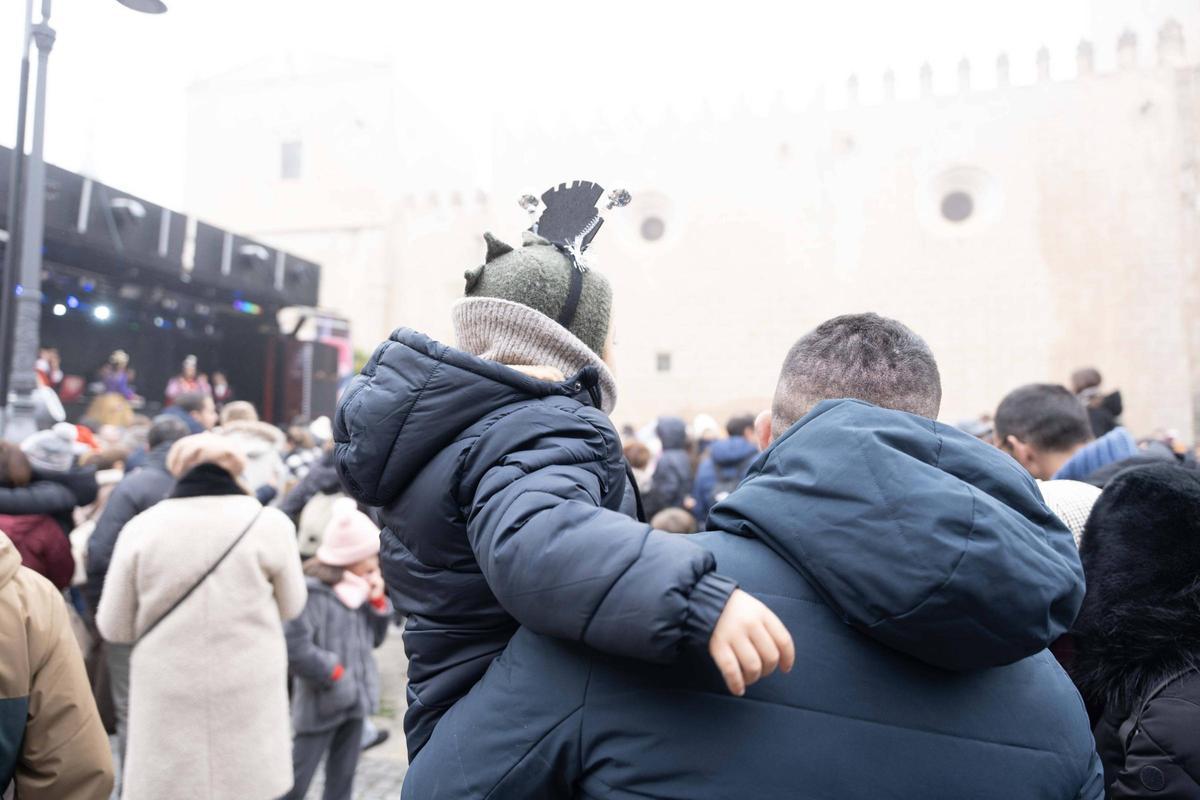 Los niños pacenses se comen las uvas de gominola en las campanadas de San Juan