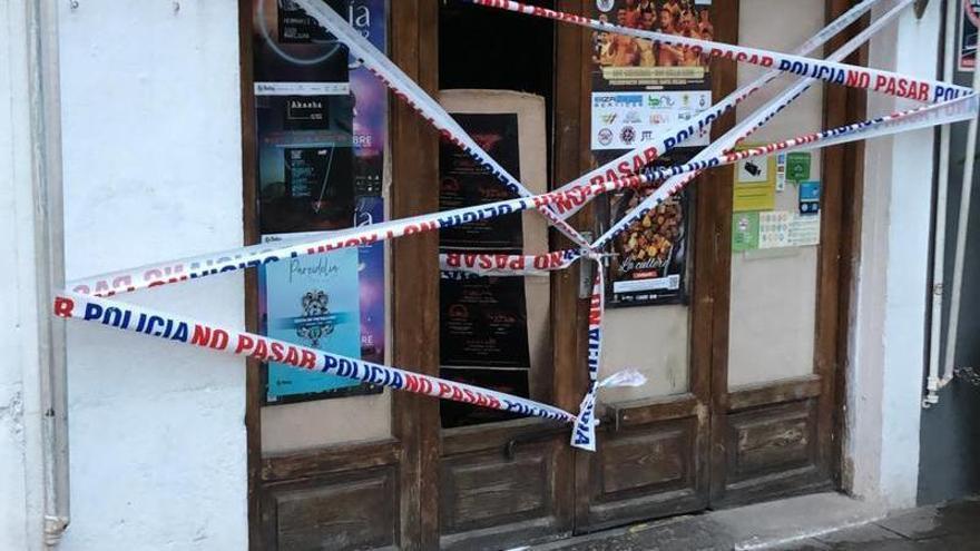 La puerta del bar, reventada.