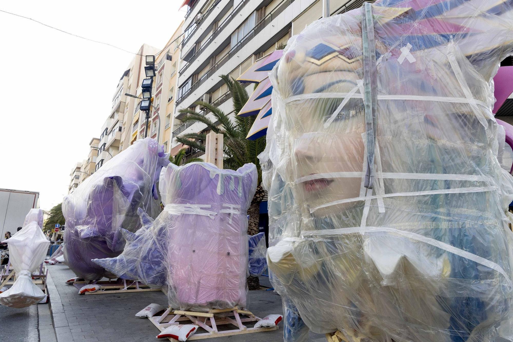 Las hogueras de Especial arrancan su plantà en Alicante