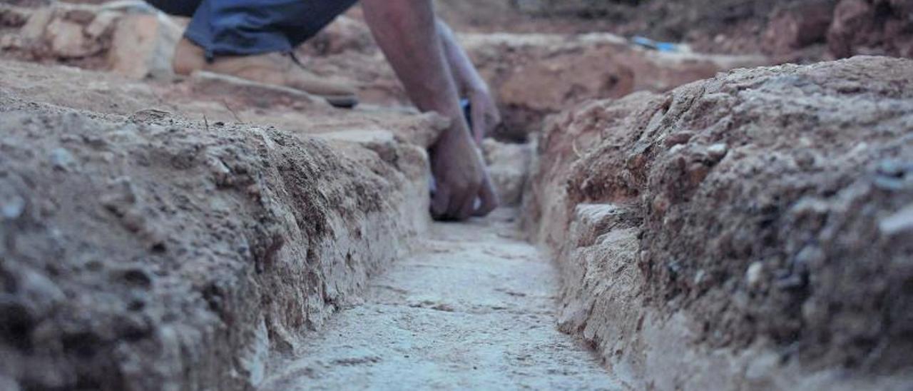 Un arqueólogo excava en la cimentación del Convento, en Betancuria.