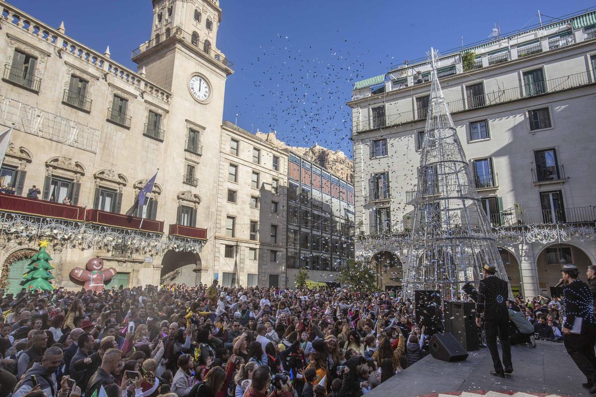 Las fiestas se celebran tradicionalmente en la plaza del Ayuntamiento, donde este año se ha colocado el Belén Gigante