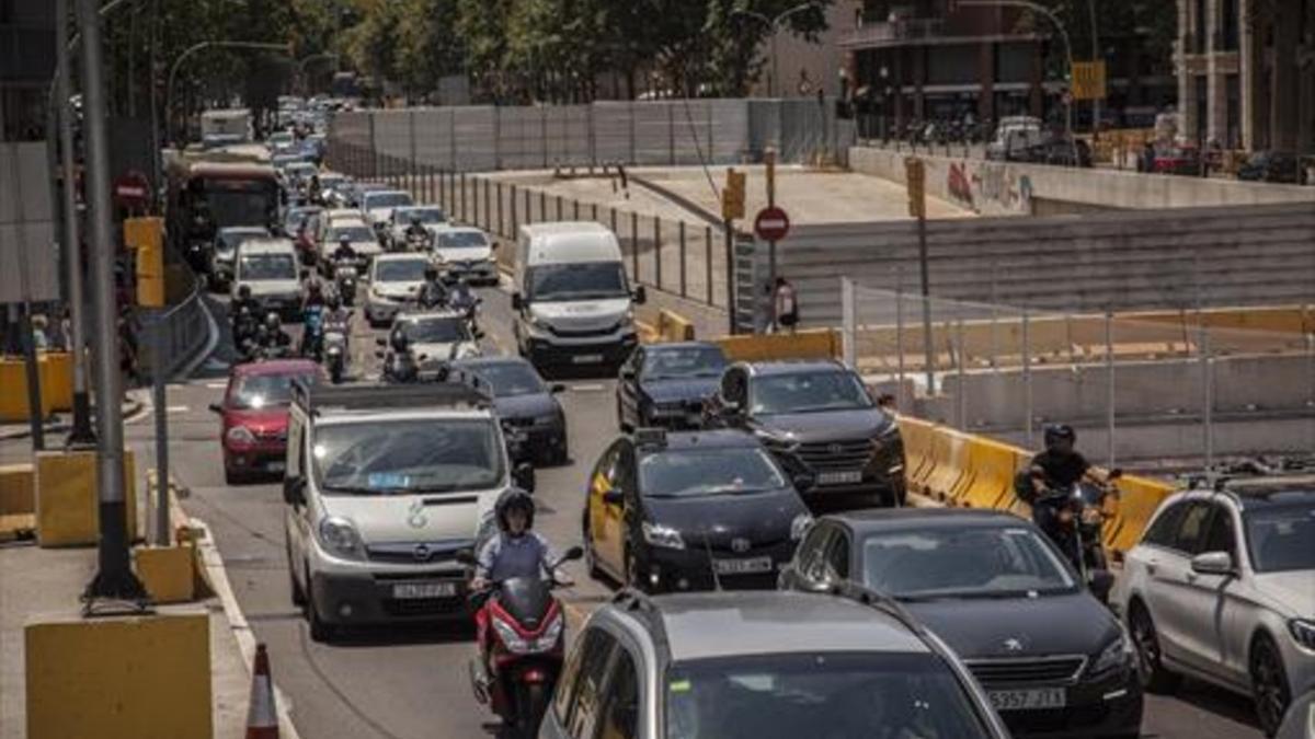 Tráfico en la Gran Via de Barcelona a su paso por la plaza de las Glòries.