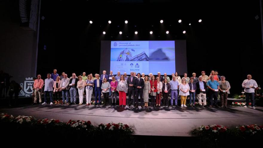 The Cabildo pays tribute to the 105 retired workers since 2022