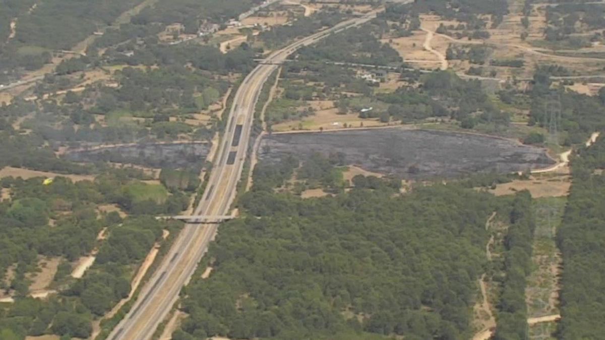 Un incendio en Asturianos cruza la autovía A-52 y obliga a cortar el tráfico