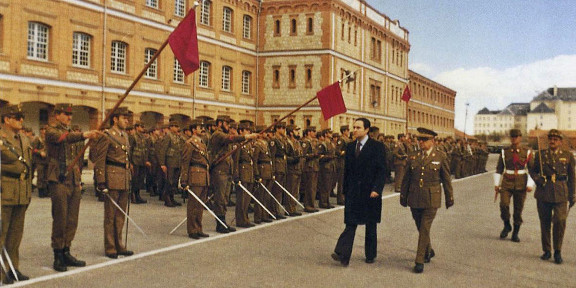 José Ramón Ónega pasa revista a las tropas del Regimiento Toledo en el Cuartel Viriato.