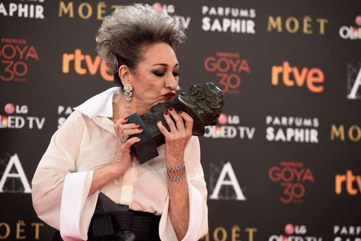 Luisa Gavasa besa su Goya como Mejor Actriz de Reparto en La novia