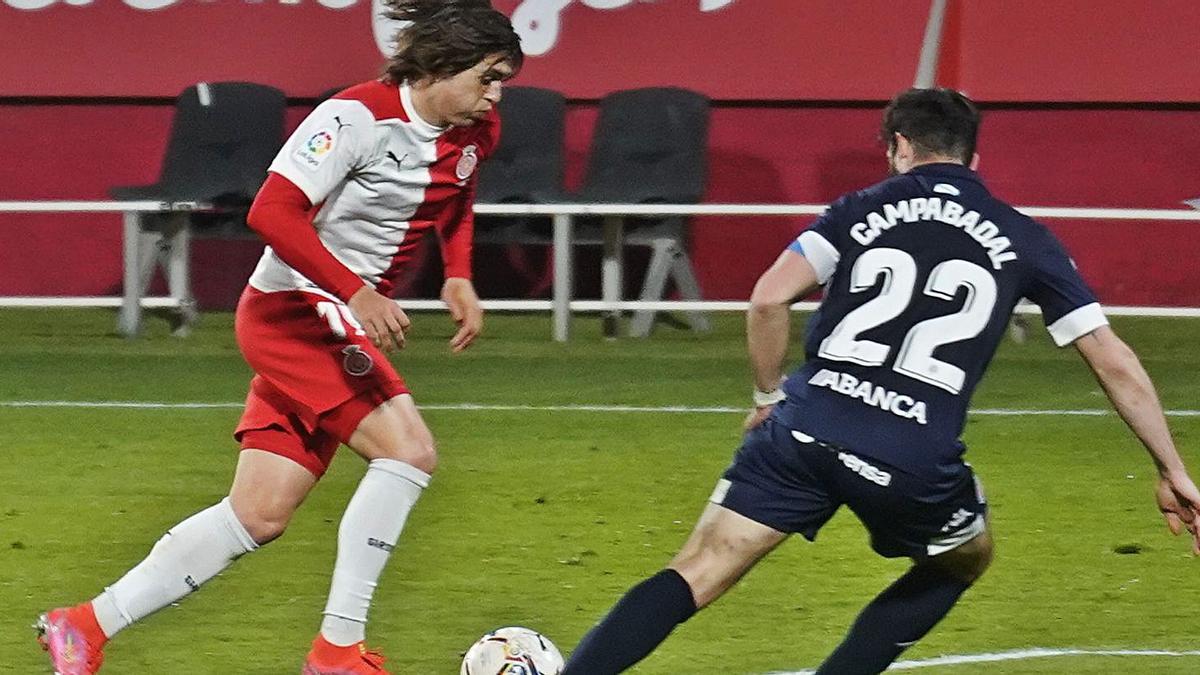 Pablo Moreno encara el lateral del Lugo Campabadal en el partit contra els gallecs de la temporada passada