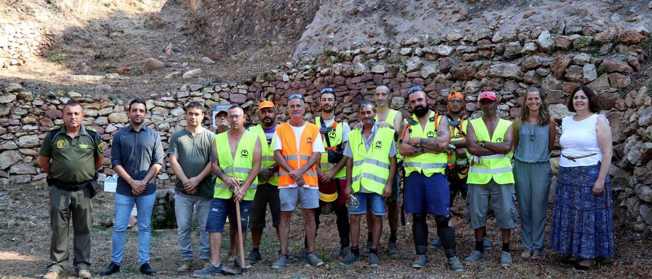 El alcalde y la presidenta del Consell Agrari, con empleados y trabajadores del Consell. | LEVANTE-EMV