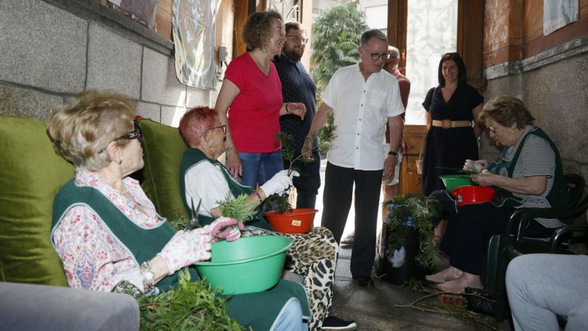 Manuel González, catedrático da RAG, visitando un dos portais alfombreiros en compaña dos concelleiros do BNG.