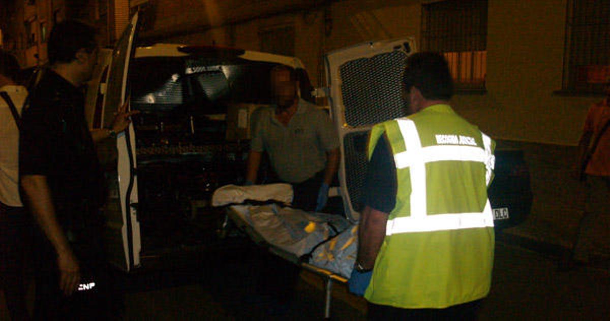 Momento en el que introducen el cuerpo en el furgón fúnebre.