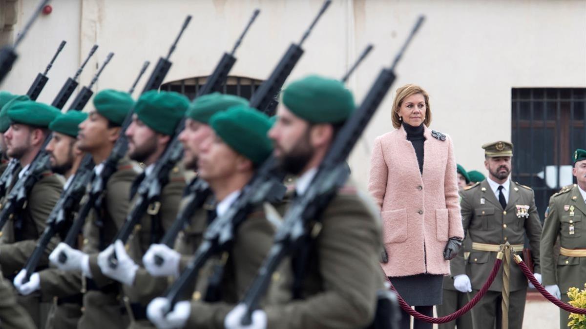 La ministra de Defensa, María Dolores de Cospedal, pasa revista en el cuartel del Bruc.