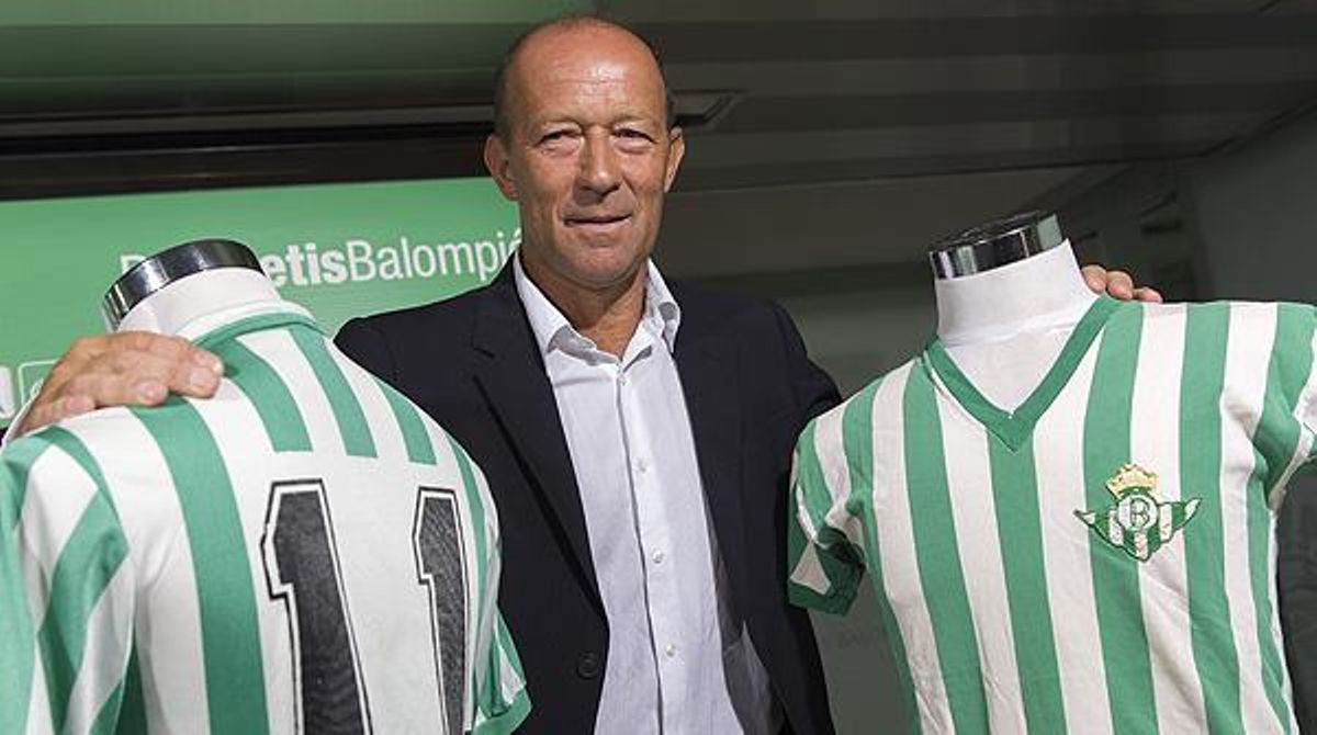 Presentació del tècnic argentí a l’estadi Benito Villamarín.