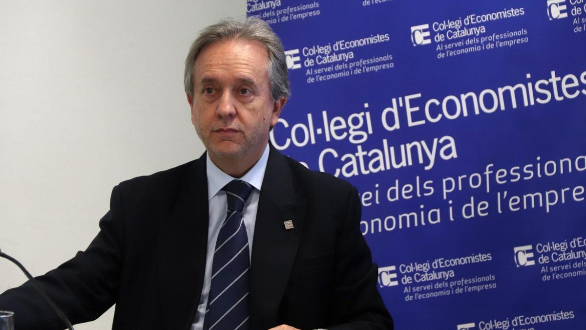 El degà del Col·legi d'Economistes, Carlos Puig de Travy, durant una roda de premsa