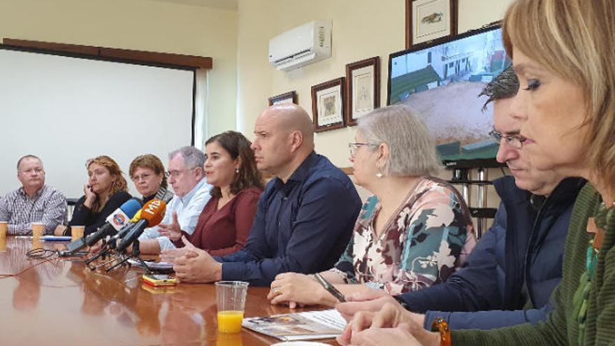 María Concepción Brito(c) con su grupo de gobierno, ayer.