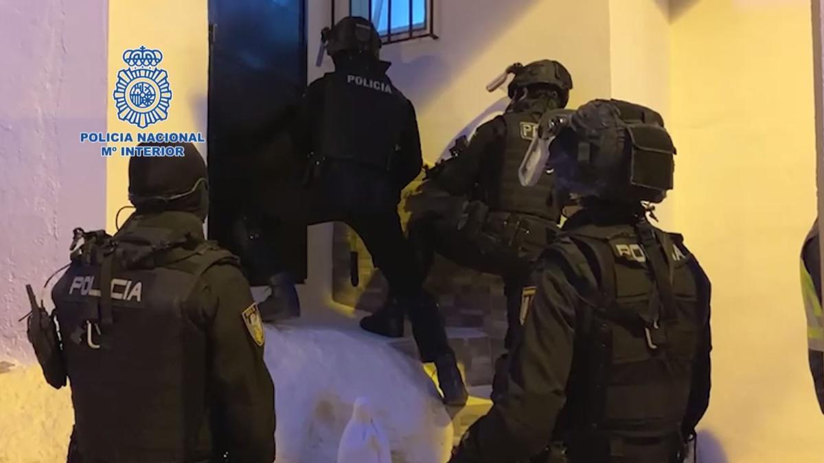 Catorce detenidos por vender droga en una vivienda del Palo