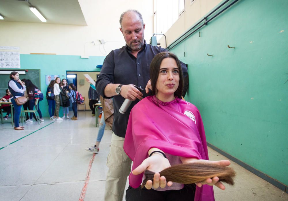 El Instituto Cabo de la Huerta conmemora el Día de la Mujer recaudando cabello y donativos