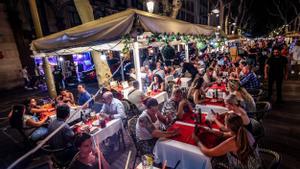 Denúncia massiva a les terrasses de la Rambla de Barcelona: fins a tres vegades més taules de les permeses